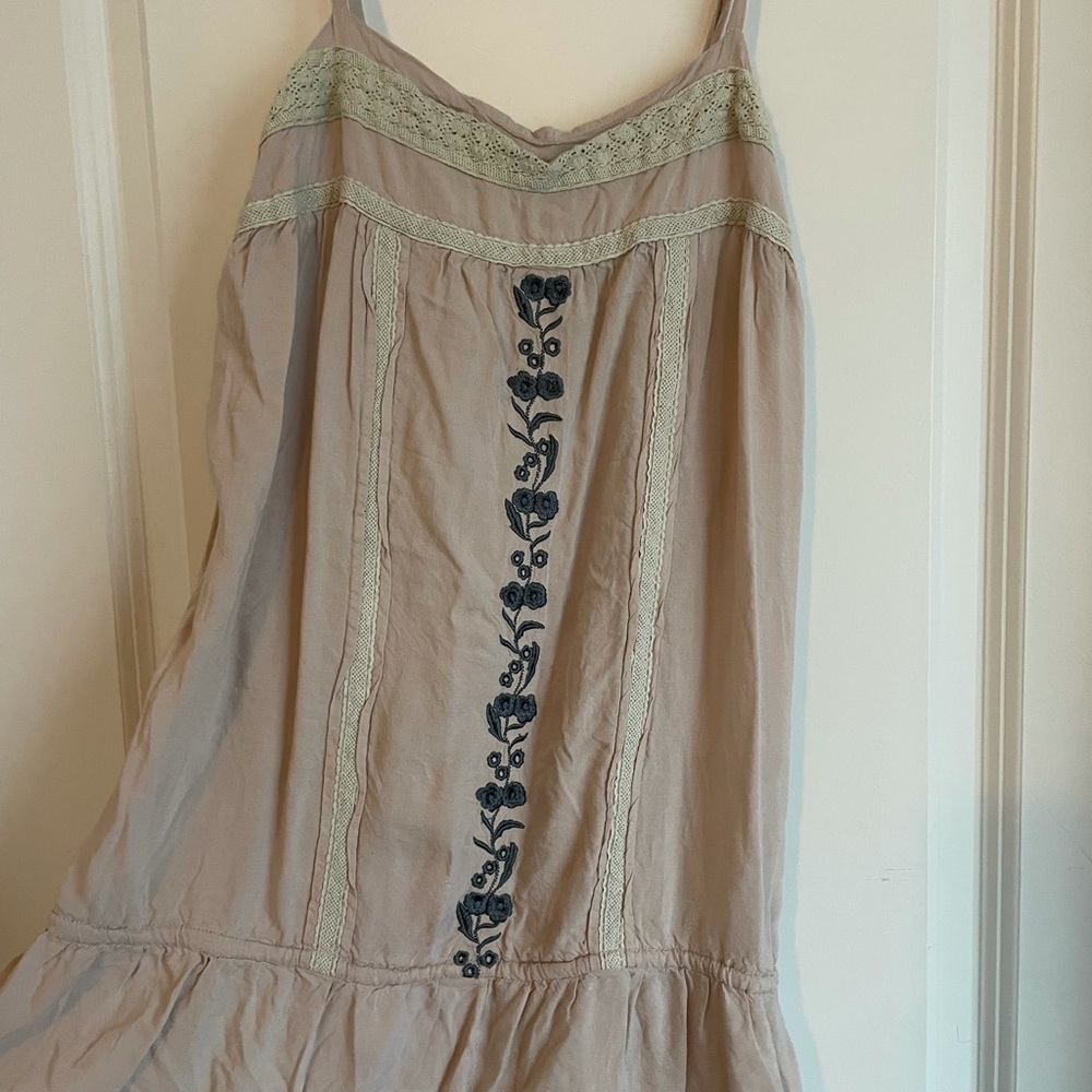 Embroidered woman’s tank